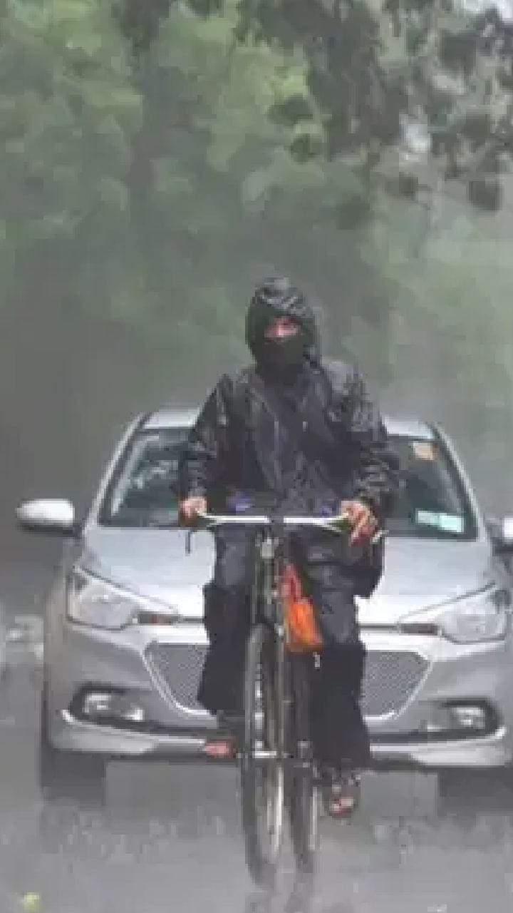 রাতভর মুষলধারে বৃষ্টি, কমবে কবে?