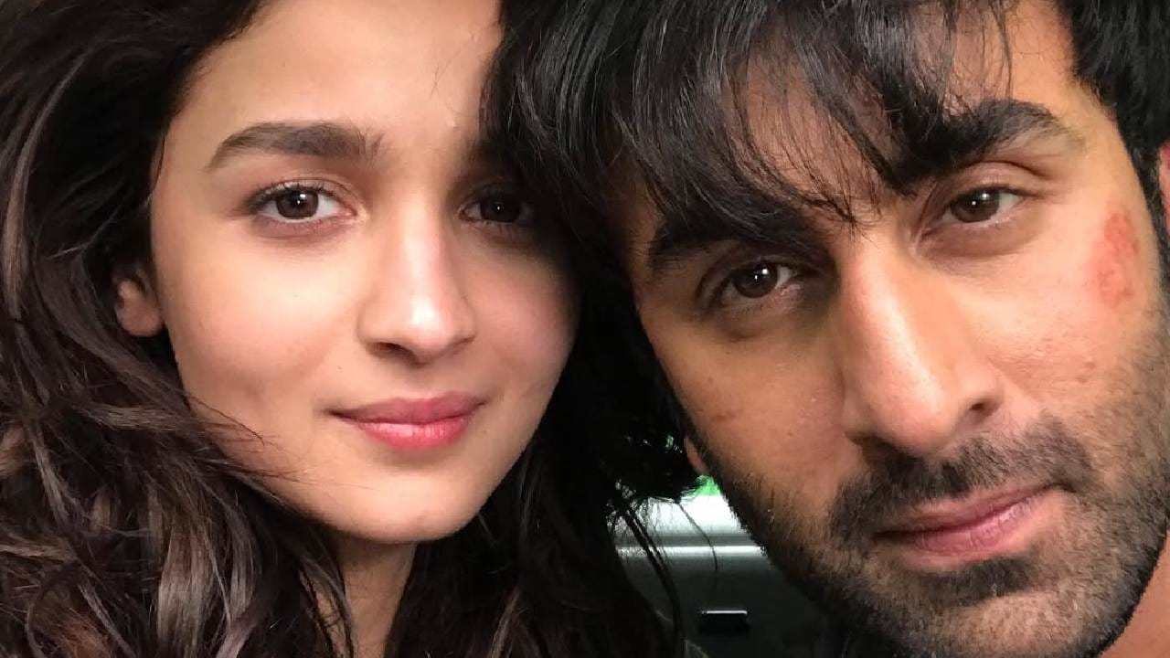 পরবর্তী স্লাইডে রয়েছে স্বামী-স্ত্রীর এক সুন্দর সেলফি। রণবীরের লুক দেখে নেটিজেনদের অনুমান, এটি সম্ভবত তাঁদের সুপারহিট ছবি 'ব্রহ্মাস্ত্র'র শুটিংয়ের সময়ের। পুরনো দিনের এই স্মৃতি উসকে দিয়ে আলিয়া বুঝিয়ে দিয়েছেন তাঁদের বন্ডিং কতটা স্পেশাল।