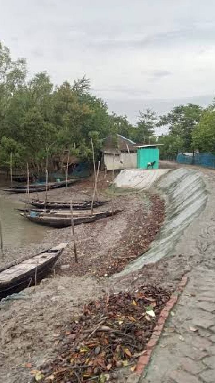 নদীর জল বৃদ্ধি পেতেই বাঁধে ফাটল, আতঙ্কে গ্রামবাসী