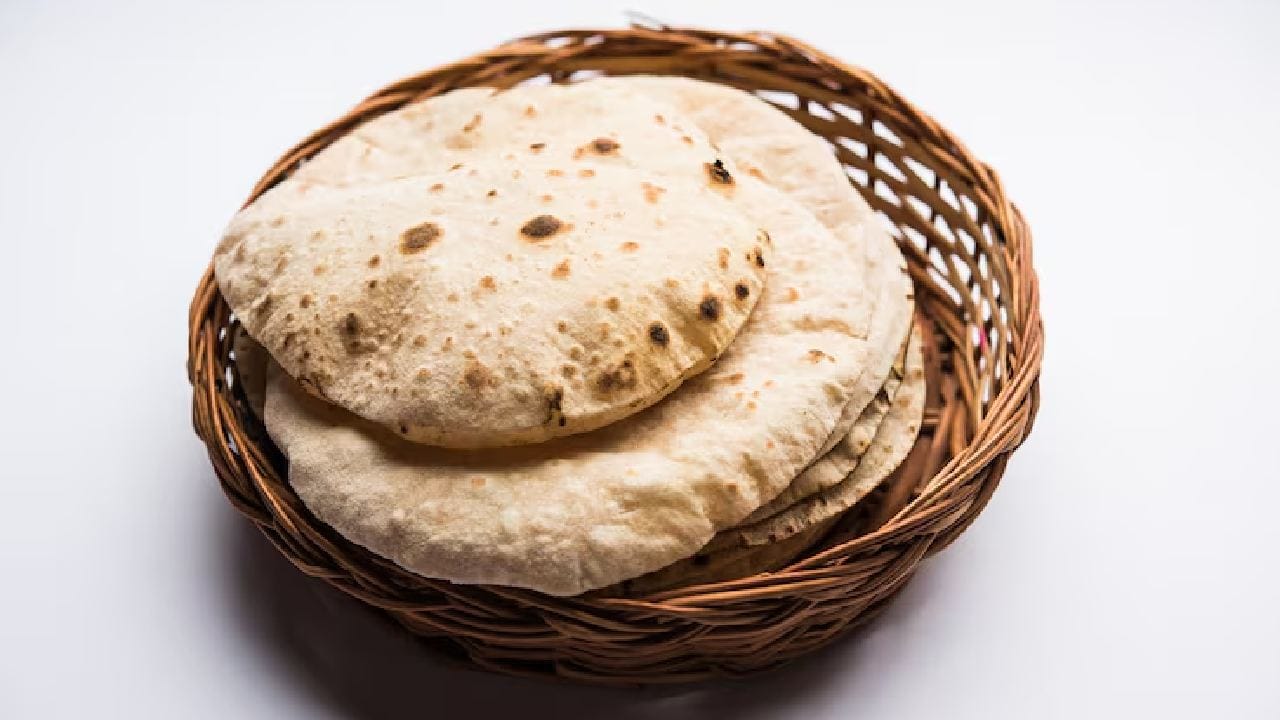 আবহাওয়ার ওপর ভিত্তি করে জলের তাপমাত্রা বদলানো খুবই জরুরি একটি ধাপ। শীতকালে আটা মাখতে সবসময় ঈষদুষ্ণ জল ব্যবহার করবেন, কারণ এতে গ্লুটেন দ্রুত সক্রিয় হয়ে রুটি নরম হয়। অন্যদিকে গরমকালে সাধারণ কলের জল দিয়ে মাখলেই রুটি দারুণ সুন্দর আর ফোলা ফোলা হবে।
