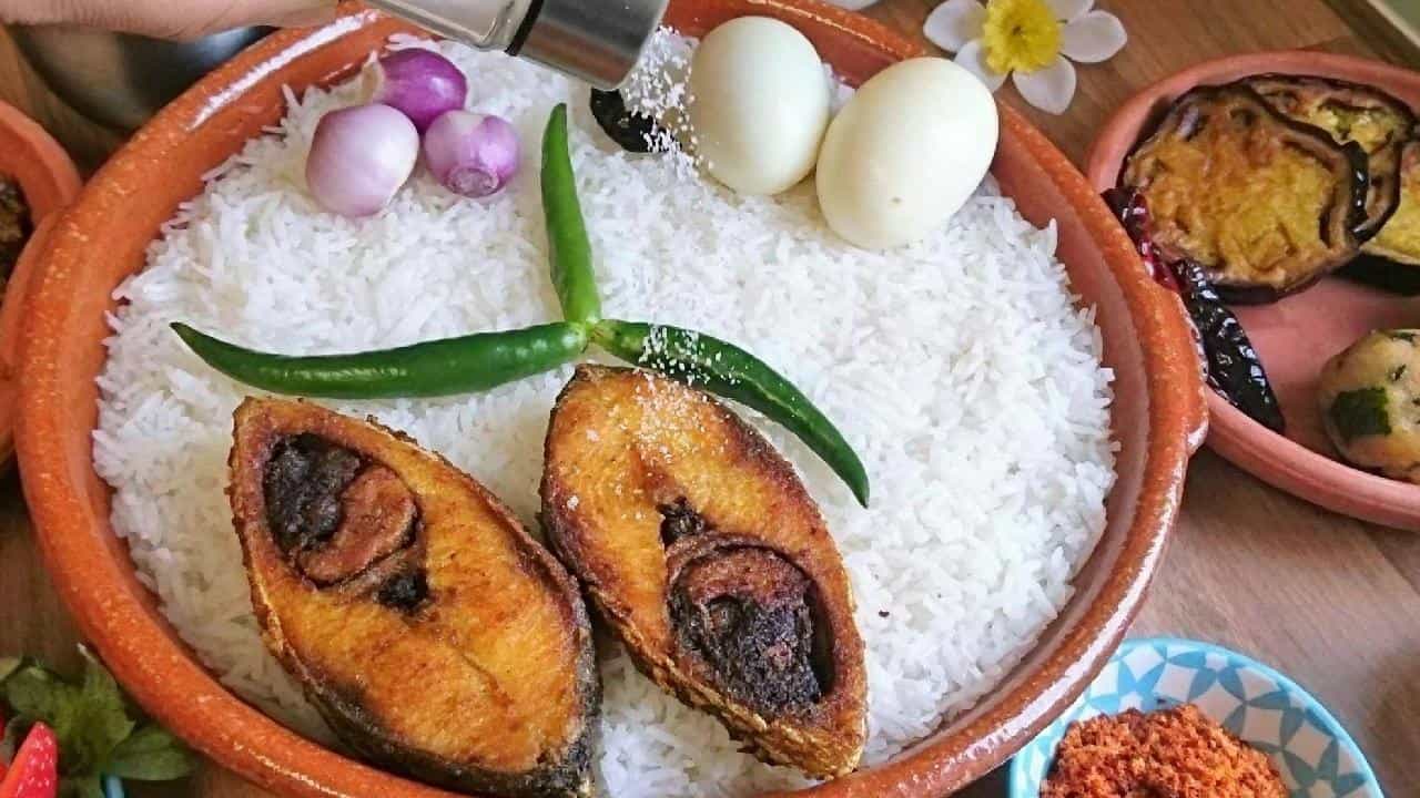 Raw salt: জানেন গরম ভাতে কাঁচা নুন মেখে খেলে শরীরে কী কী ঘটে? Raw salt: জানেন গরম ভাতে কাঁচা নুন মেখে খেলে শরীরে কী কী ঘটে?
