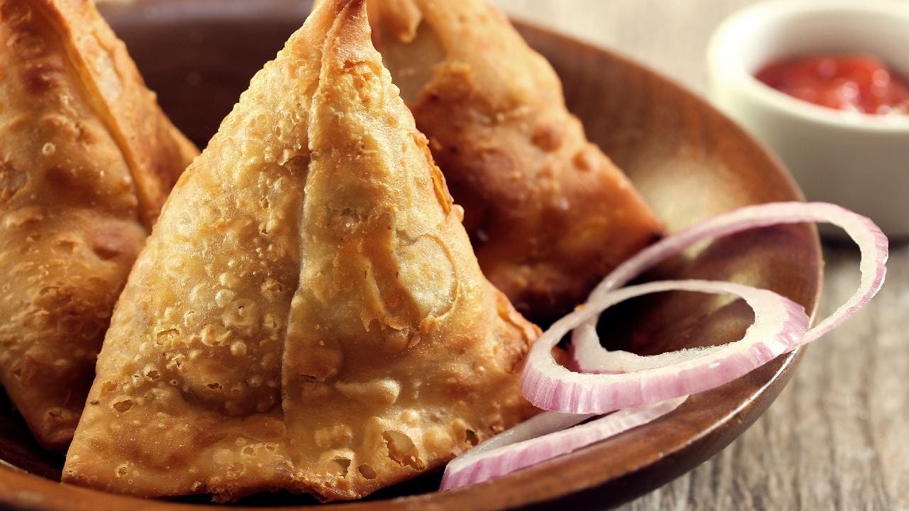 সন্ধ্যা নামলেই এক কাপ গরম চায়ের সঙ্গে ধোঁয়া ওঠা গরম সিঙারা না হলে আড্ডাটা ঠিক জমে না। এই খাস্তা পদটির ইংরেজি নাম নিয়েও অনেকের কৌতূহল রয়েছে। Getty Images