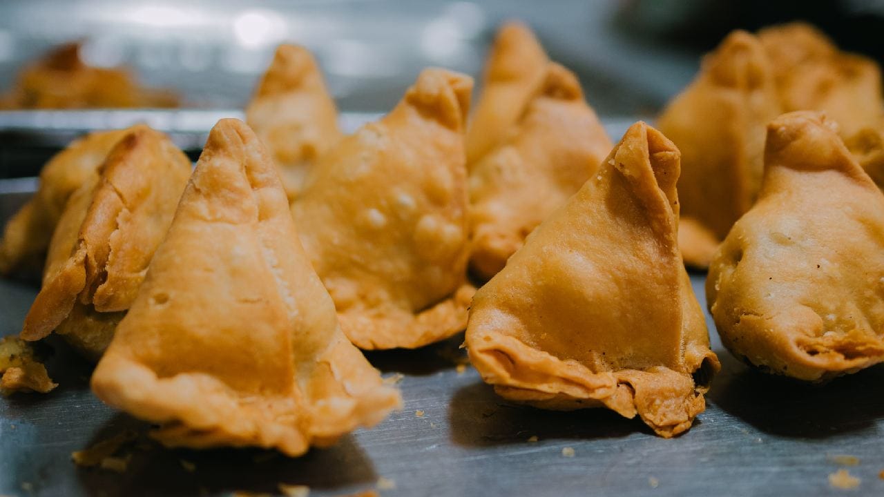 সুতরাং, সিঙারার জন্য আলাদা কোনও নির্দিষ্ট ইংরেজি অনুবাদ নেই। ইংরেজিতেও এটি ‘Samosa’ নামেই পরিচিত। খাবারটির ধরন বোঝাতে একে ‘triangular savoury pastry filled with spiced vegetables or meat’ বলা যায়। নামের বদল না হলেও স্বাদে-আবেগে সিঙারা আজ ভারতীয় স্ন্যাকসের অন্যতম জনপ্রিয় পরিচয়। Getty Images