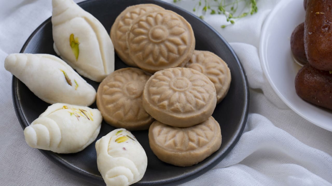 বাঙালির যে কোনও শুভ পার্বণ বা অতিথি আপ্যায়নে মিষ্টির পাতে সন্দেশ থাকা চাই-ই চাই। তবে ভোজনরসিকদের এই অত্যন্ত প্রিয় মিষ্টিটির ইংরেজি নাম কী, তা হঠাৎ জানতে চাইলে অনেকেই বেশ বড়সড় হোঁচট খান। Getty Images