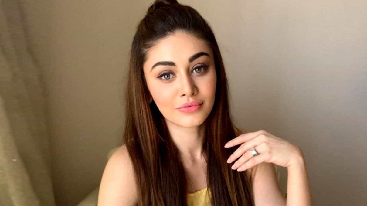 ‘কাঁটা লগা’ খ্যাত অভিনেত্রী শেফালী জরীওয়ালা মাত্র ৪২ বছর বয়সে হৃদরোগে আক্রান্ত হয়ে না ফেরার দেশে চলে গিয়েছেন। মুম্বইয়ের ফ্ল্যাটে স্বামী পরাগ ত্যাগীর সঙ্গে থাকার সময়েই হঠাৎ অসুস্থ হয়ে পড়েন তিনি, তড়িঘড়ি অন্ধেরির হাসপাতালে নিয়ে গিয়েও তাঁকে আর বাঁচানো যায়নি। ‘বিগ বস ১৩’-র অন্যতম জনপ্রিয় এই তারকার আকস্মিক প্রয়াণ গোটা বিনোদন জগতকে নাড়িয়ে দিয়েছে। Facebook
