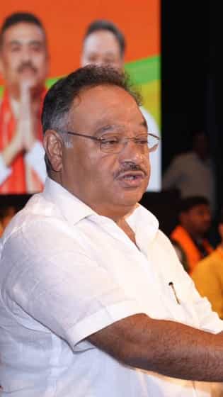 তৃণমূলই তৃণমূলকে ডিম মারছে: শম...