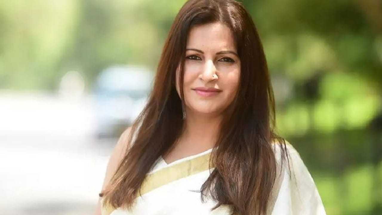 সোশাল মিডিয়ার চেনা মুখ ও নেত্রী সোনালী ফোগাট মাত্র ৪২ বছর বয়সে ২০২২ সালের অগস্টে গোয়ায় গিয়ে আচমকা মারা যান। ২০২০ সালে ‘বিগ বস ১৪’-র ঘরে পা রেখে প্রচুর চর্চায় আসা এই তারকা গোয়া সফরের সময় তীব্র বুকে ব্যথা অনুভব করেন। হাসপাতালে নিয়ে গেলেও চিকিৎসকেরা তাঁকে মৃত ঘোষণা করেন, যা ঘিরে সে সময় কম বিতর্ক ও টানাপোড়েন তৈরি হয়নি। facebook