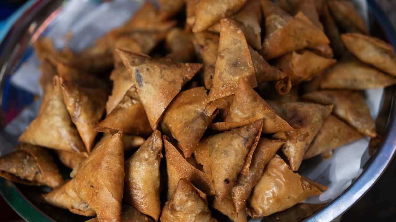ভারতে আসার পর সিঙারার চরিত্রে বিশাল বদল ঘটে এবং আমিষ রূপ ছেড়ে এটি হয়ে ওঠে নিরামিষ আলুর পুরে ঠাসা। বাঙালির নিজস্ব সংস্কৃতির সঙ্গে মিশে গিয়ে এটি হয়ে ওঠে ফুলকপি, বাদাম আর স্পেশাল ভাজা মশলার সুস্বাদু 'সিঙারা'। একেক রাজ্যে এর স্বাদ ও বানানোর কৌশল আলাদা। যদিও আমিষ পুর ভরা সিঙারারও দেখা মেলে। Getty Images