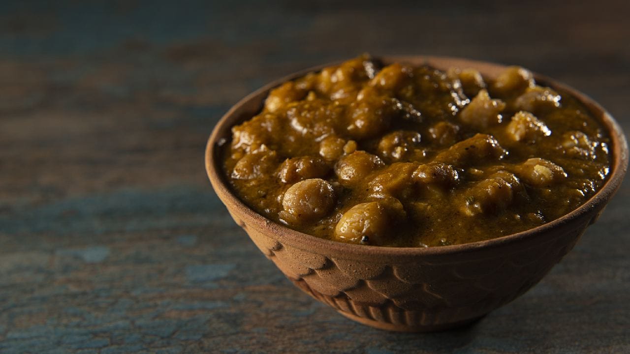 মূলত শুকনো হলুদ মটর সারারাত ভিজিয়ে রেখে পরের দিন সিদ্ধ করে এই পদটি বানানো হয়। এরপর পেঁয়াজ, রসুন, আদা ও নানা রকম দেশি মশলা কষিয়ে তৈরি হয় সুস্বাদু ঘুগনি। যেহেতু হলুদ মটর বা 'Yellow Pea' এর প্রধান উপকরণ, তাই ওই গালভরা ইংরেজি নামটিই বিদেশিদের কাছে বেশি পরিচিত। Getty Images
