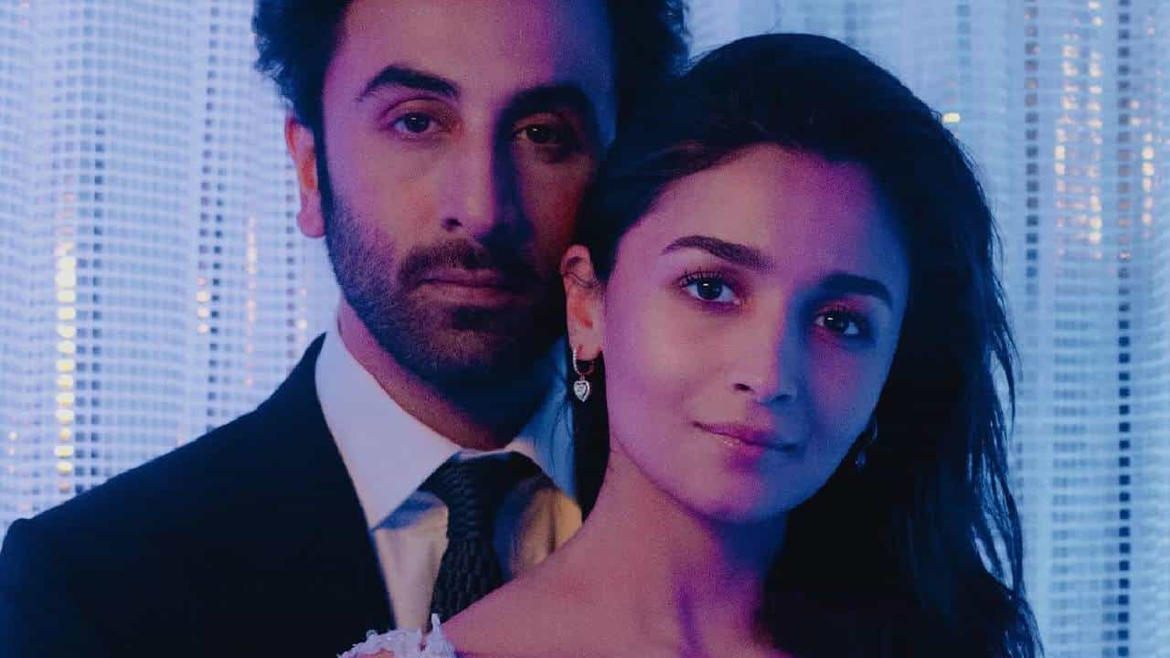 ২৮শে সেপ্টেম্বর ছিল বলিউডের হার্টথ্রব রণবীর কাপুরের ৪৪ তম জন্মদিন। এই বিশেষ দিনে স্বামীর প্রতি ভালোবাসা জাহির করতে পিছপা হননি স্ত্রী আলিয়া ভাট। সোশাল মিডিয়ায় তিনি শেয়ার করেছেন বেশ কিছু না-দেখা রোম্যান্টিক ছবি।