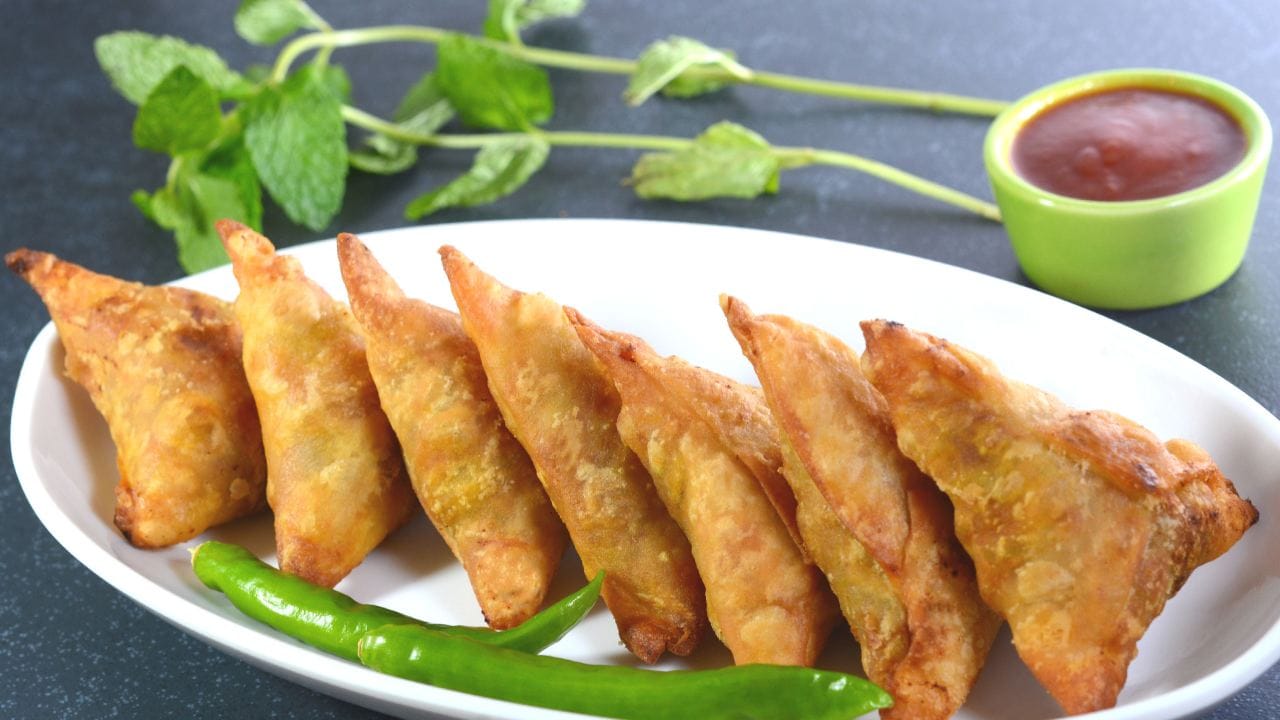 ঐতিহাসিক তথ্য অনুযায়ী, দশম শতাব্দীর পারস্যের ঐতিহাসিক নথিতে মাংসের পুর ভরা ত্রিভুজাকৃতির 'সাম্বুসা'র পরিষ্কার উল্লেখ মেলে। পরবর্তীতে দিল্লি সুলতানি ও মুঘল আমলে এটি ভারতীয় রাজদরবারের অভিজাতদের পাতে প্রবেশ করে। কালক্রমে এটি রাজপ্রাসাদ থেকে নেমে আসে সাধারণ মানুষের ঘরে। Getty Images