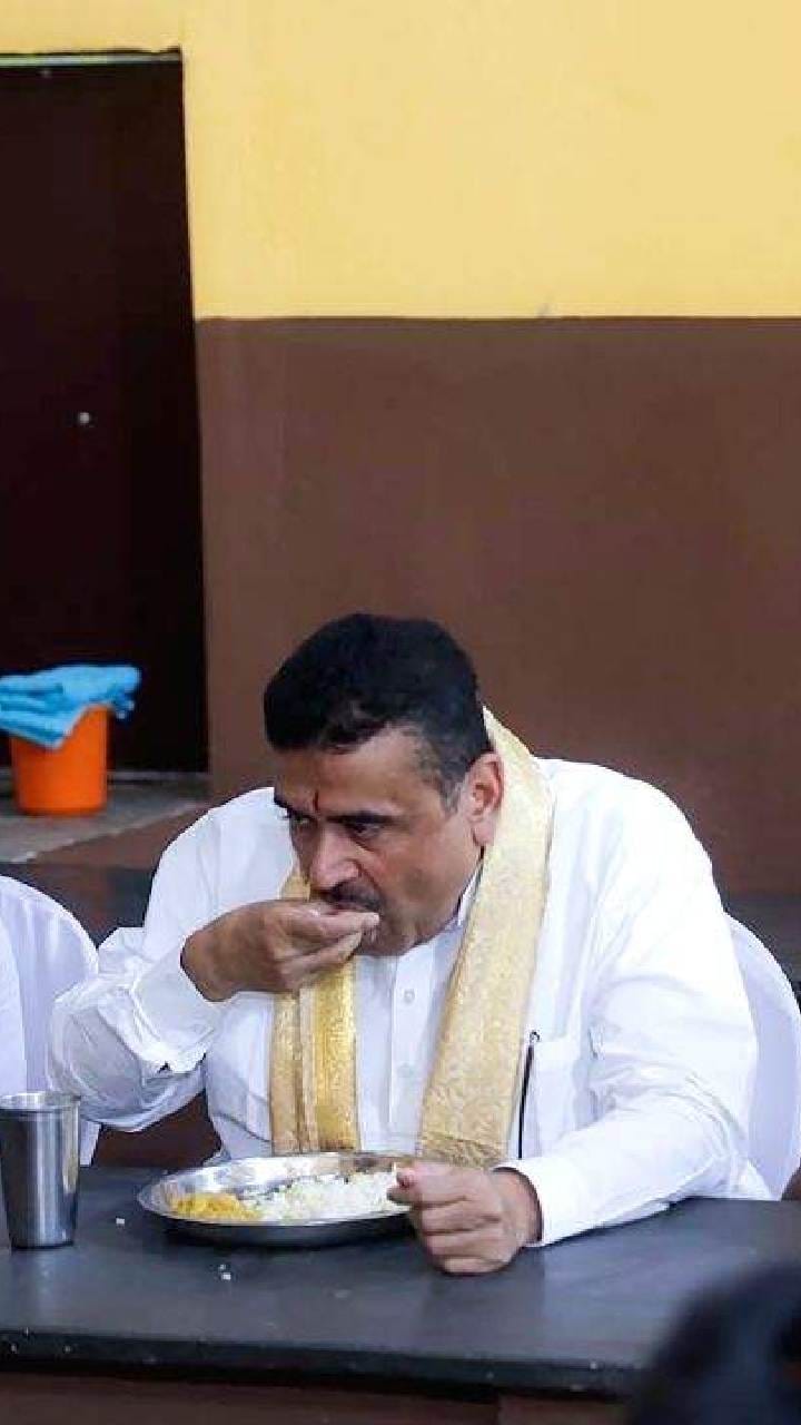 স্কুল পড়ুয়াদের মাঝে বসেই মধ্যাহ্নভোজ সারলেন মুখ্যমন্ত্রী