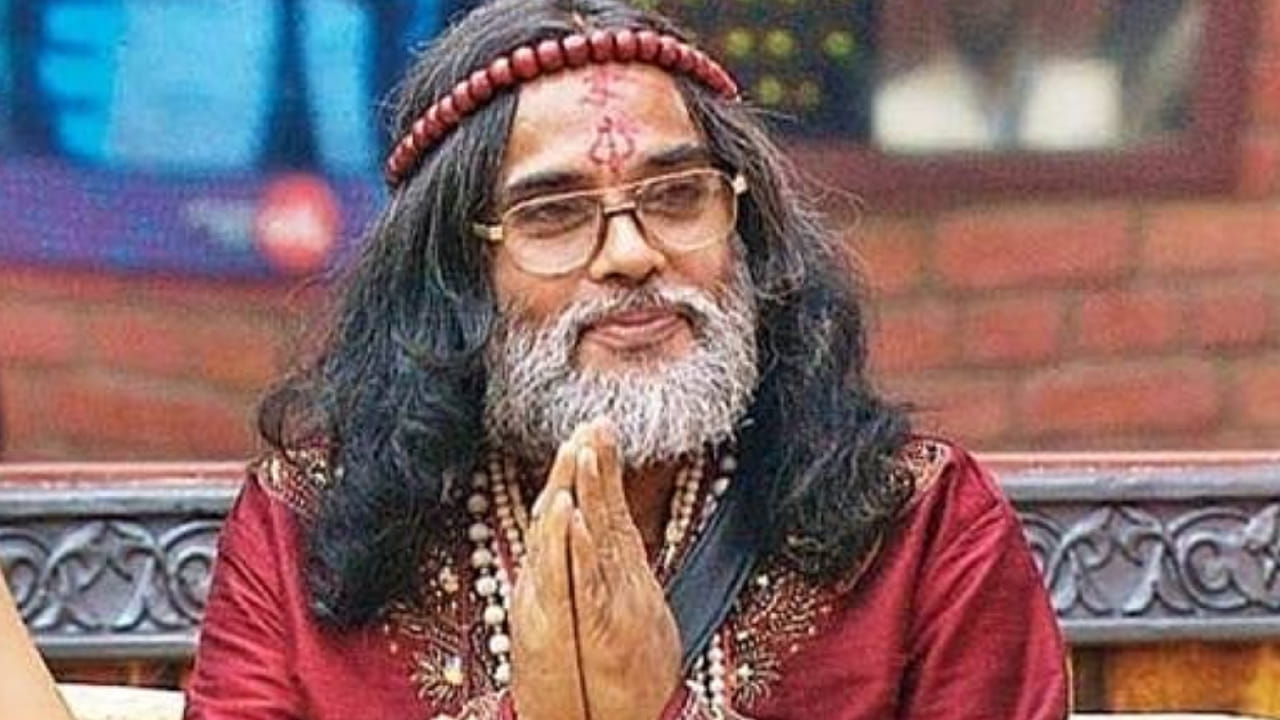 ‘বিগ বস ১০’-এর ঘরে ঢুকে নিত্যনতুন বিতর্ক তৈরি করে শিরোনামে থাকা চরিত্র স্বামী ওম ২০২১ সালের ফেব্রুয়ারিতে ৬৩ বছর বয়সে মারা যান। অন্য প্রতিযোগীদের গায়ে নোংরা জল ছেটানোর মতো আচরণ করে খবরে আসা এই প্রতিযোগী জীবনের শেষদিকে কোভিডে আক্রান্ত হয়েছিলেন। সেই সংক্রমণ কাটিয়ে উঠলেও শরীর এতটাই ভেঙে পড়েছিল যে আর ধকল সামলাতে পারেননি। Facebook