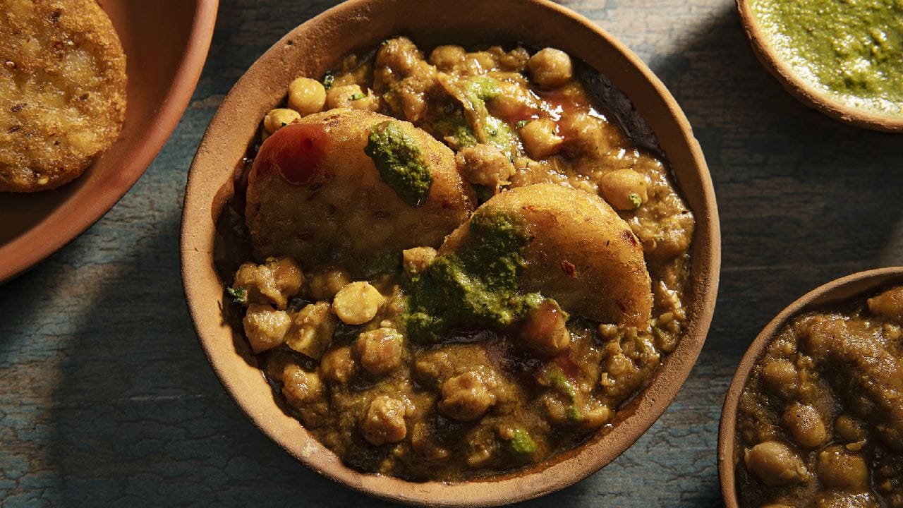 যেমন পিৎজা বা পাস্তার কোনও বাংলা হয় না, ঠিক তেমনই ঘুগনিরও নিজস্ব কোনও ইংরেজি প্রতিশব্দ হয় না। শুধুমাত্র বিদেশিদের বোঝানোর জন্য এটিকে ইংরেজিতে 'Dry Yellow Pea Curry' বা 'Spicy Yellow Pea Curry' বলা হয়ে থাকে। অর্থাৎ, এটি আক্ষরিক অনুবাদ নয়, বরং খাবারটি কী দিয়ে তৈরি সেটা বোঝাতেই এই ইংরেজি শব্দগুলো ব্যবহার করা হয়। নয়তো এটি ঘুঘনি বলেই পরিচিত। Getty Images