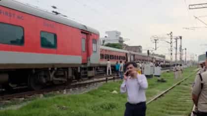 বড় দুর্ঘটনার মুখে মহানন্দা এক্সপ্রেস, লাইনচ্যুত দুটি কামরা