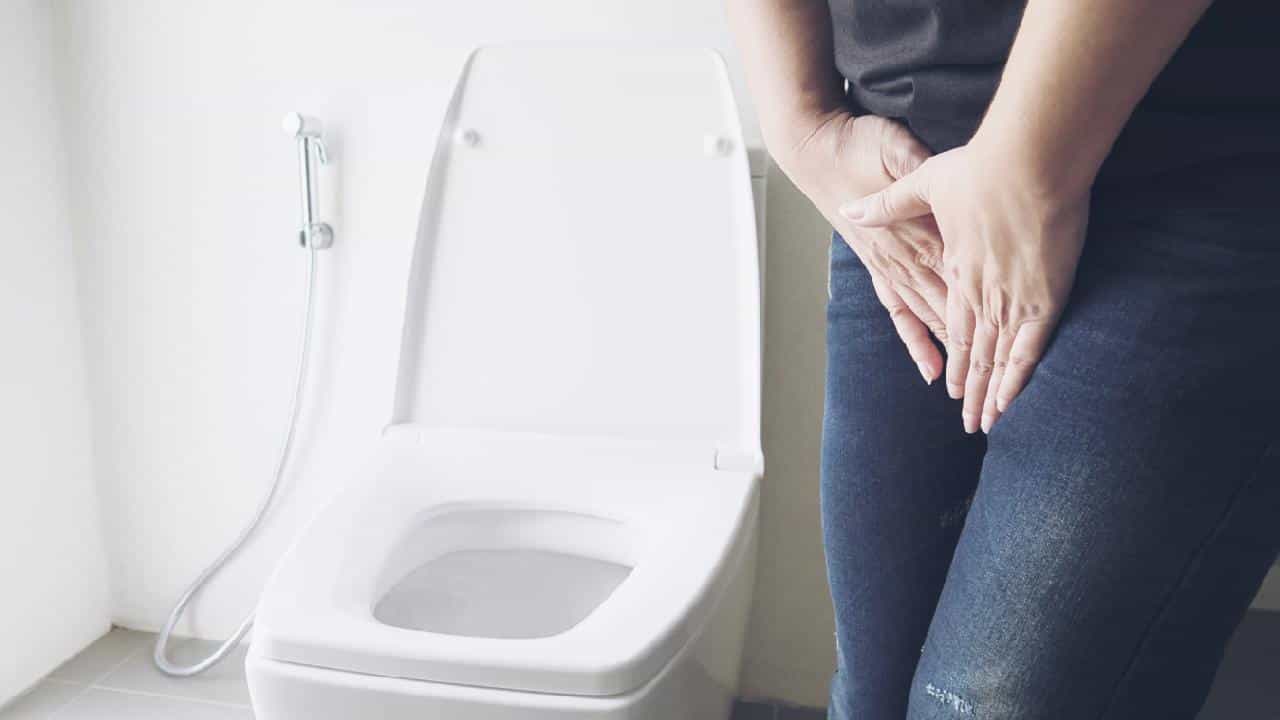 Stress urination: মিটিং বা ইন্টারভিউয়ের আগে বারবার টয়লেটে যেতে হয়? কোনও অসুখ নয়তো! Stress urination: মিটিং বা ইন্টারভিউয়ের আগে বারবার টয়লেটে যেতে হয়? কোনও অসুখ নয়তো!