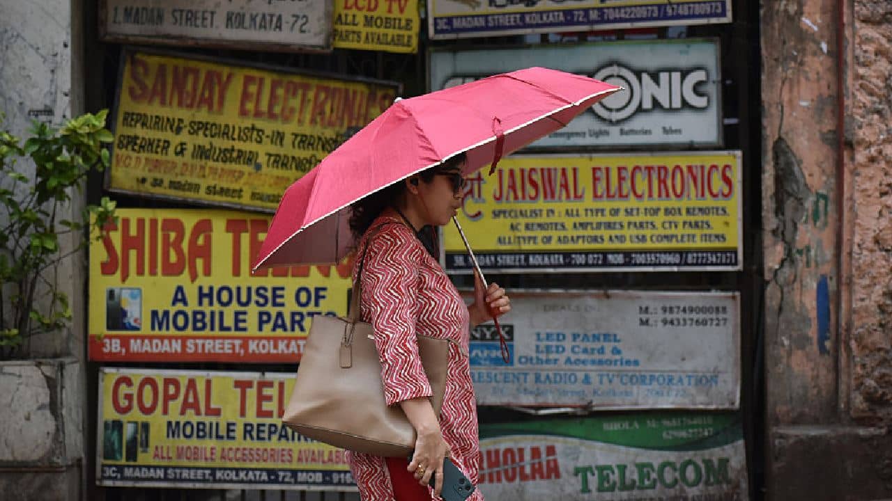 Weather Update: এই মুহূর্তে কলকাতায় জারি সতর্কতা, আগামী ২-৩ ঘণ্টার মধ্যেই ভেসে যাবে এই এই এলাকা