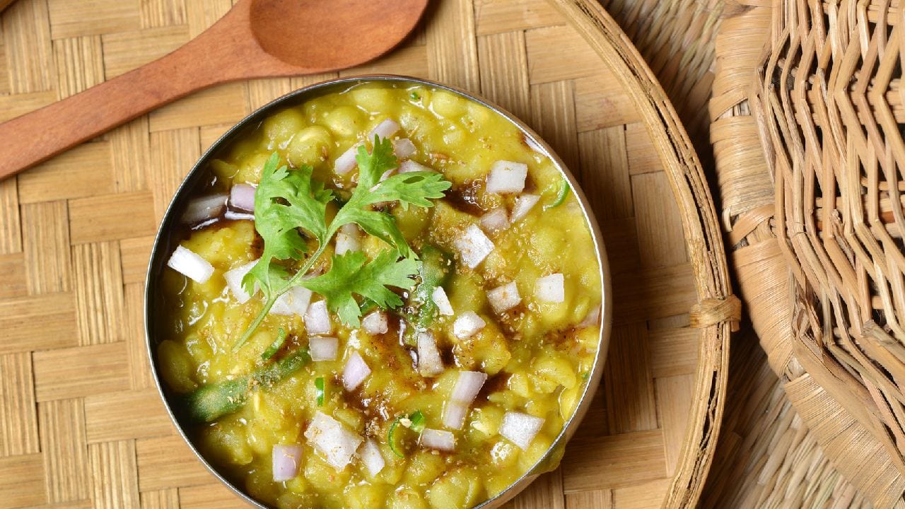 নিরামিষ ঘুগনি ছাড়াও বাঙালির অন্যতম দুর্বলতার জায়গা হল মাংসের কিমা দেওয়া স্পেশাল ঘুগনি। ছোট ছোট খাসির মাংসের টুকরো দিয়ে বানানো এই পদটি যে কোনও রবিবারের আড্ডাকে এক লহমায় জমিয়ে দিতে পারে। বিদেশিরা এটিকে 'মাটন অ্যান্ড ইয়েলো পি কারি' হিসেবেই বেশি চিনে থাকেন। Getty Images