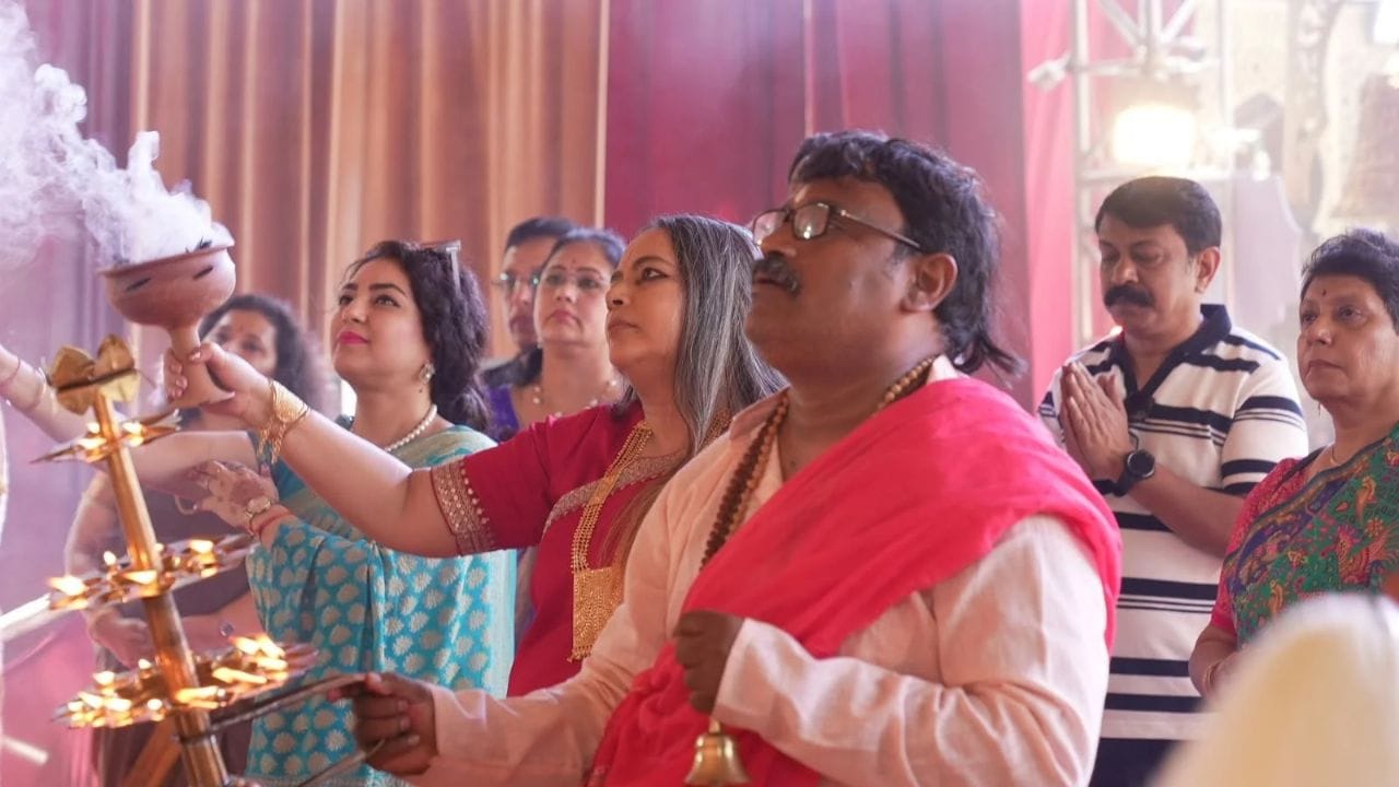 একই সঙ্গে আজ, ১৮ অক্টোবর, সন্ধ্যা ৭টা থেকে ৮টা লাইভ পারফর্ম করবেন শ্রেয়াস ধর্মাধিকারী। হনুমান অংশ-ছবির গায়কের গান আজ প্রত্যক্ষ করতে পারবেন দর্শকরা।  (Credit - TV9 Network)