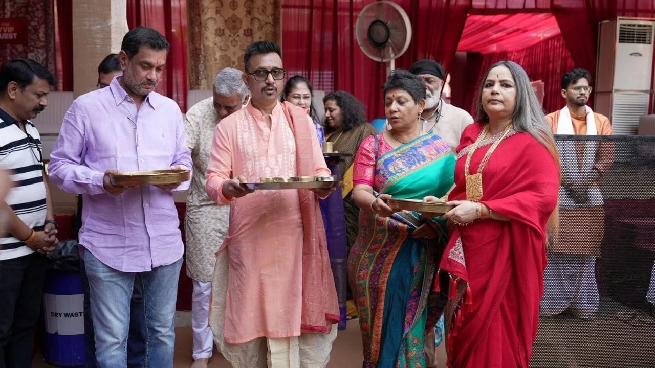 আজ পুজো দিতে দেখা গেল সস্ত্রীক TV9 নেটওয়ার্কের MD ও CEO বরুণ দাসকে। একই সঙ্গে অনুষ্ঠানে উপস্থিত ছিলেন অনেক গণ্যমান্য অতিথিও। তাঁরাও শামিল ছিলেন এই উৎসবে। (Credit - TV9 Network)