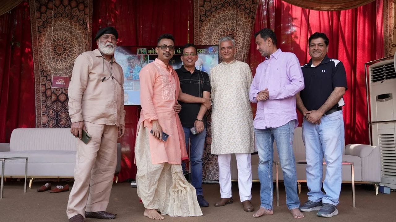 টিভি ৯ নেটওয়ার্কের MD, CEO বরুণ দাস ও হেমন্ত শর্মা এই অনুষ্ঠানের উদ্বোধন করেন। উৎসবে দেবী দুর্গার আবাহন যেমন করা হবে, তেমনই নিয়ম মেনে নবরাত্রির উৎসবের প্রস্তুতিও শুরু হয়েছে।  (Credit - TV9 Network)