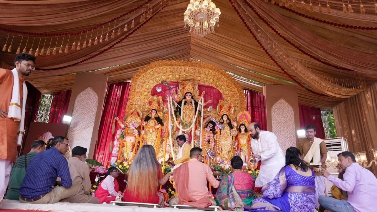 ২০২৩ সালে শুরু হয়েছিল এই উৎসব। ২০২৪ এর পর এটি আসলে তৃতীয় বর্ষ। ১৬ তারিখ থেকে শুরু হয়ে আগামী ২০ অক্টোবর পর্যন্ত নয়াদিল্লির ইন্ডিয়া গেটের মেজর ধ্যানচাঁদ ন্যাশনাল স্টেডিয়ামে অনুষ্ঠিত হবে। দেশের নামী-দামি শিল্পীরা যেমন আসবেন, তেমনই থাকবে সুস্বাদু সব খাবার। (Credit - TV9 Network) 