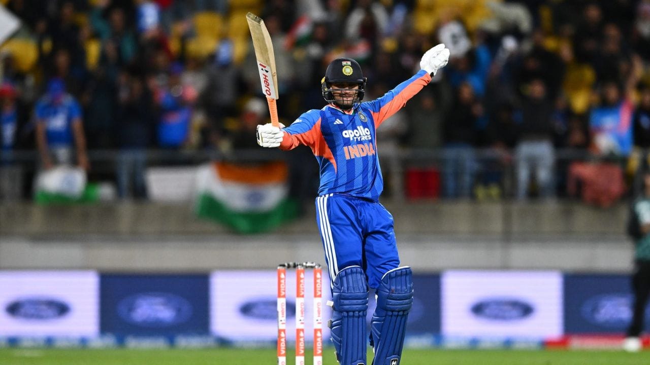 আজ অভিষেক মোট ১১টি ছক্কা মেরেছেন। আজকের ইনিংস মিলিয়ে মোট তিন বার টি-টোয়েন্টি ক্রিকেটের একটি ইনিংসে কোনও ক্রিকেটার ১০টি বা তার বেশি ছক্কা মারলেন। ক্রিস গেইলের রেকর্ড ভাঙলেন অভিষেক। (Photo Credit - PTI) 