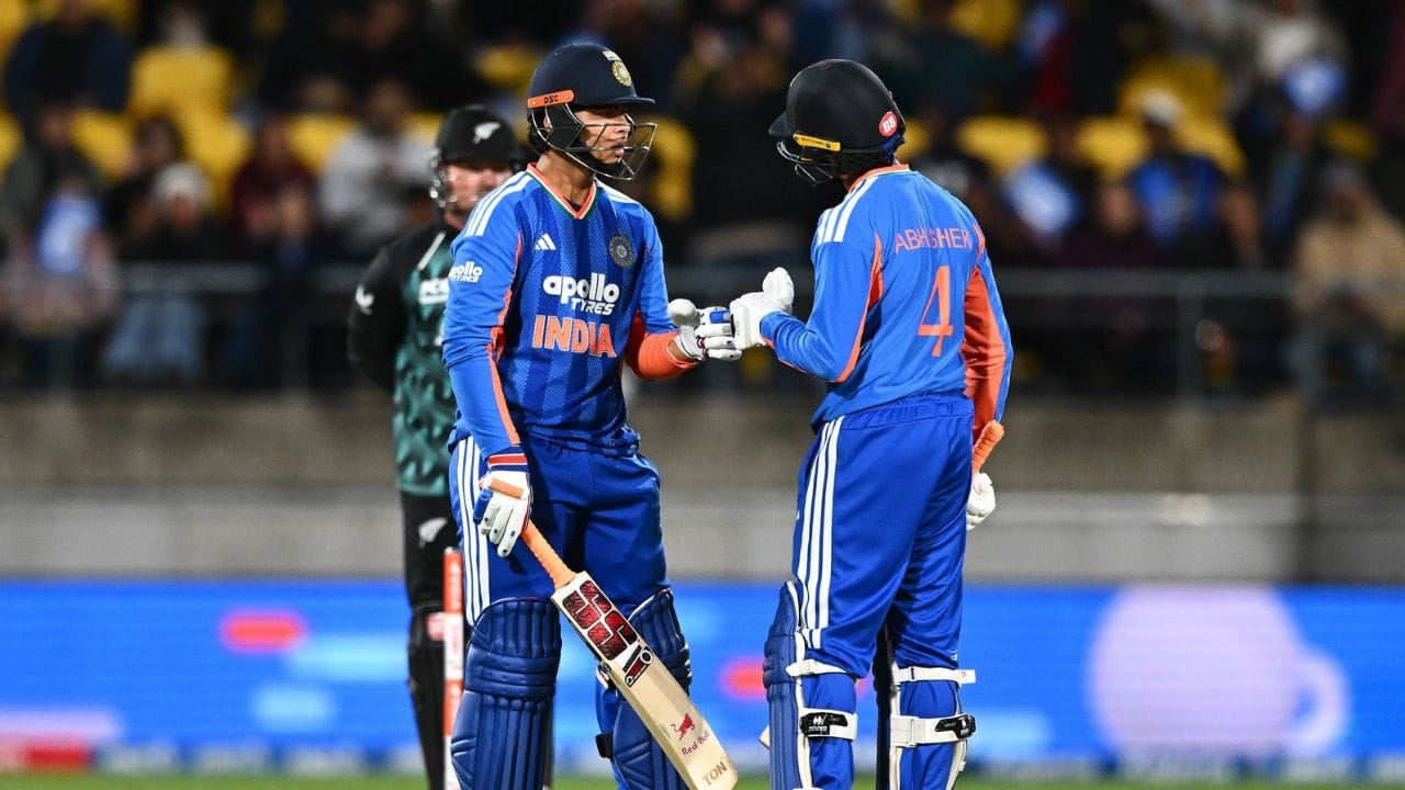 শুধু অভিষেক নয়, রেকর্ড গড়ল ভারতও। ভারতের আজ লক্ষ্য ছিল ১৯৯ রান। সেই রান ৪০ বল বাকি থাকতেই তুলে দিয়েছে গম্ভীরের ছেলেরা। এর ফলে বেশি বল বাকি থাকা সত্ত্বেও ১৯০ বা তার বেশি রান সফলভাবে তাড়া করার রেকর্ডে এখন দুই নম্বরে ভারত। এক নম্বরে এস্টোনিয়া। তারা ৪২ বল বাকি থাকতেই রান তাড়া করেছিল। তবে আইসিসির পূর্ণসদস্য দেশগুলির মধ্যে ভারত প্রথম। (Photo Credit - PTI) 