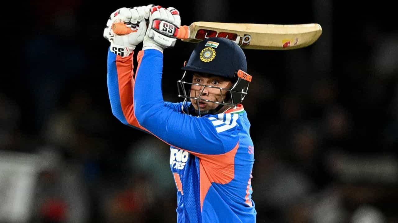 আজ নিউজিল্যান্ডের বিরুদ্ধে তৃতীয় টি-টোয়েন্টিতে একপ্রকার তান্ডব চালিয়েছে ভারত। মাত্র ১৪ ওভারের মধ্যেই ১৯৯ রান তাড়া করে জিতেছে ভারত। এর ফলে ভেঙে গিয়েছে একাধিক রেকর্ডও। (Photo Credit - PTI) 