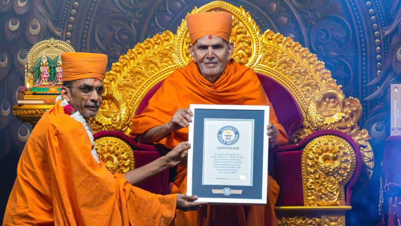 Pramukh Swami Maharaj biography: ১৩ খণ্ডে ৮৮৪৮ পৃষ্ঠা, গিনেস ওয়ার্ল্ড রেকর্ডসে প্রমুখ স্বামী মহারাজের জীবনী Pramukh Swami Maharaj biography: ১৩ খণ্ডে ৮৮৪৮ পৃষ্ঠা, গিনেস ওয়ার্ল্ড রেকর্ডসে প্রমুখ স্বামী মহারাজের জীবনী