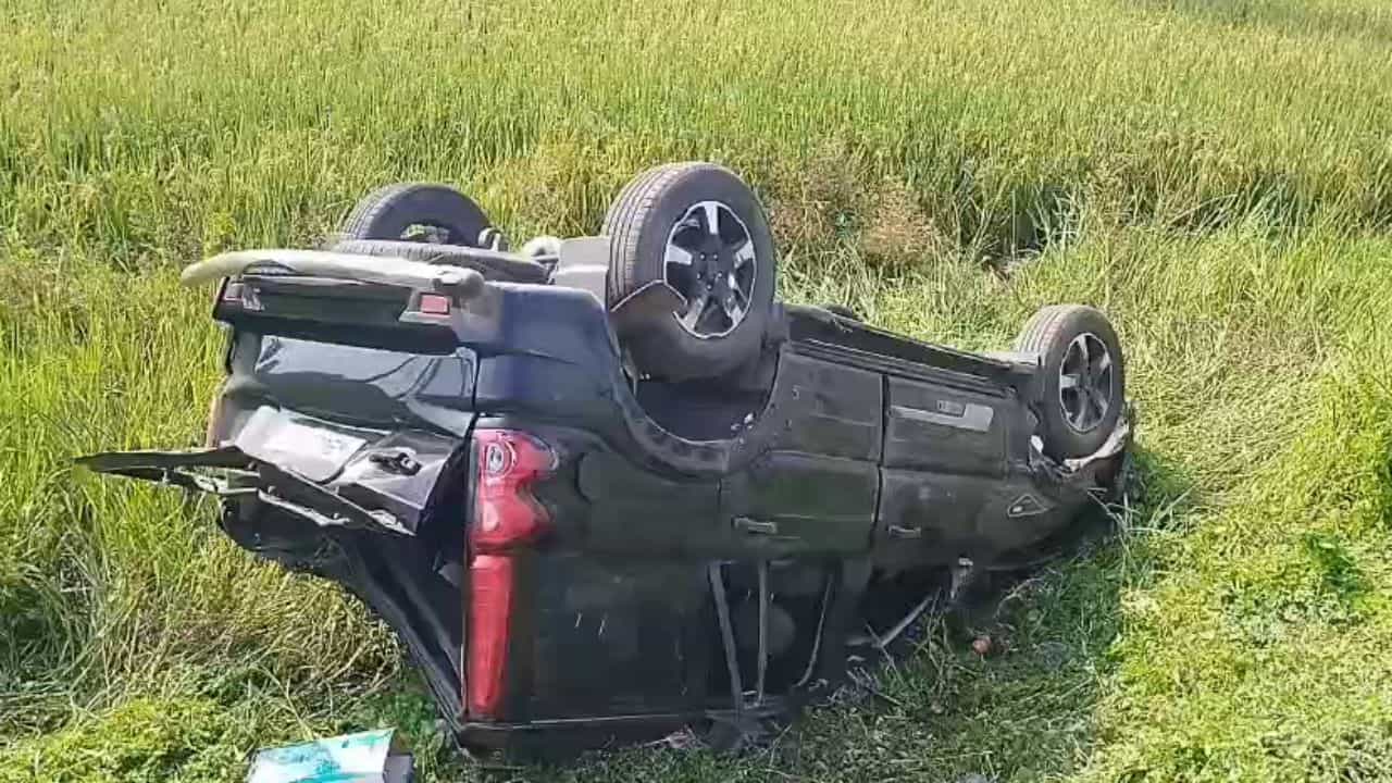 Road Accident: প্রিওয়েডিং শ্যুটে যাওয়ার পথেই সব শেষ, আর ফিরে এলেন না ৩ জন Road Accident: প্রিওয়েডিং শ্যুটে যাওয়ার পথেই সব শেষ, আর ফিরে এলেন না ৩ জন