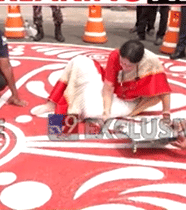 পার্ক সার্কাসের রাস্তায় বসে রঙ্গোলি আঁকলেন মন্ত্রী অগ্নিমিত্রা