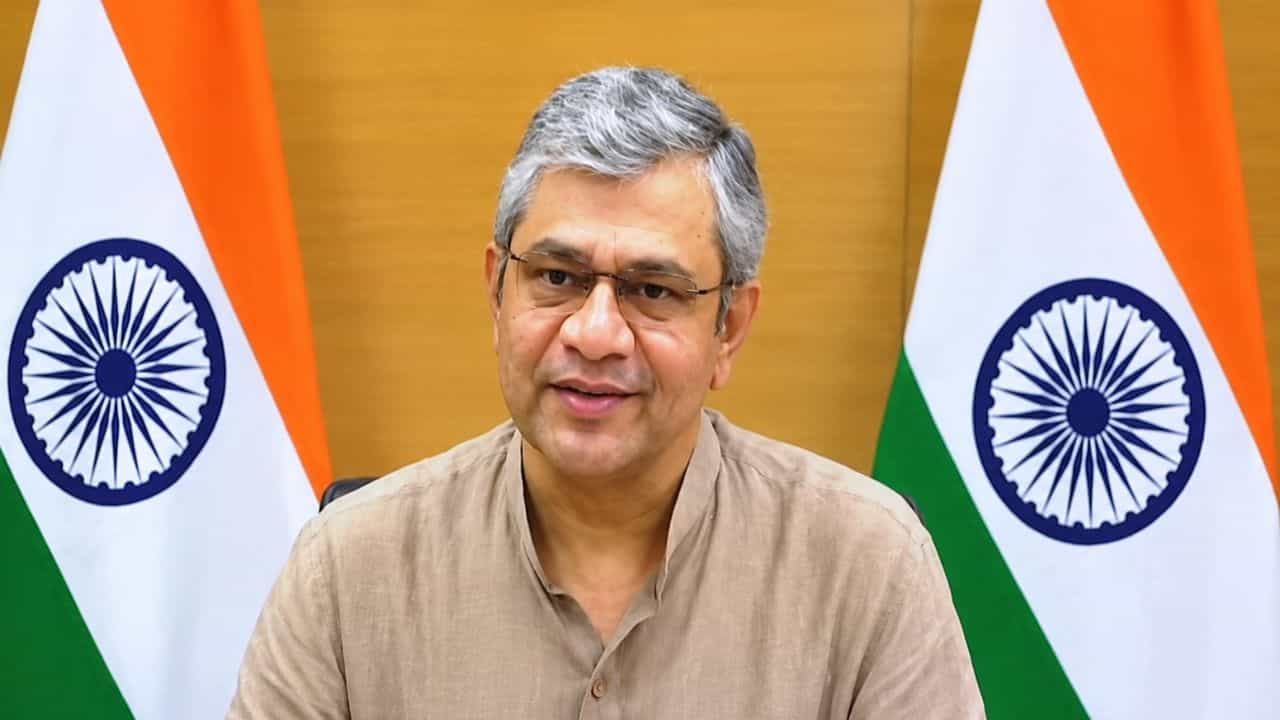 Rail Minister on Kolkata metro: 'সেই সময় এসে এখানকার সন্দেশ খাব', বেলেঘাটা থেকে IT সেন্টার পর্যন্ত মেট্রো চলা নিয়ে ভাল খবর দিলেন রেলমন্ত্রী Rail Minister on Kolkata metro: 'সেই সময় এসে এখানকার সন্দেশ খাব', বেলেঘাটা থেকে IT সেন্টার পর্যন্ত মেট্রো চলা নিয়ে ভাল খবর দিলেন রেলমন্ত্রী