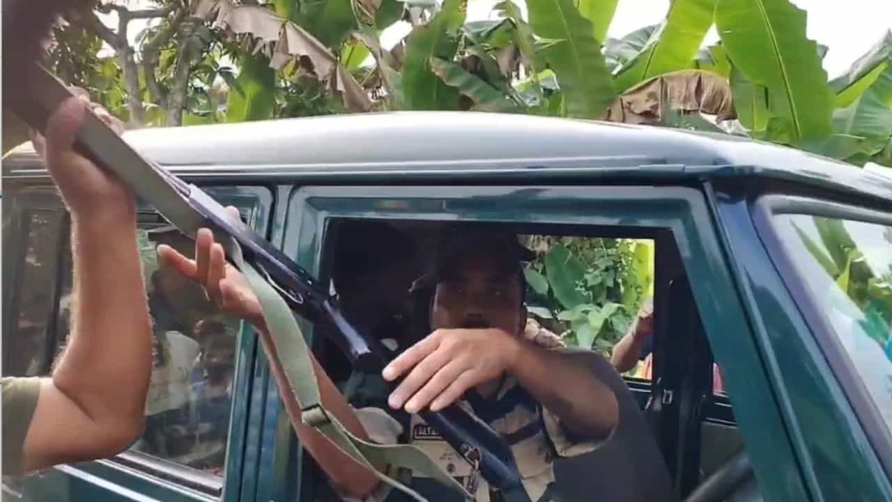 BSF detain Bangladeshi: চুপি চুপি ঢুকেছিলেন ভারতে, BSF বুঝিয়ে দিল বাংলাদেশিদের BSF detain Bangladeshi: চুপি চুপি ঢুকেছিলেন ভারতে, BSF বুঝিয়ে দিল বাংলাদেশিদের
