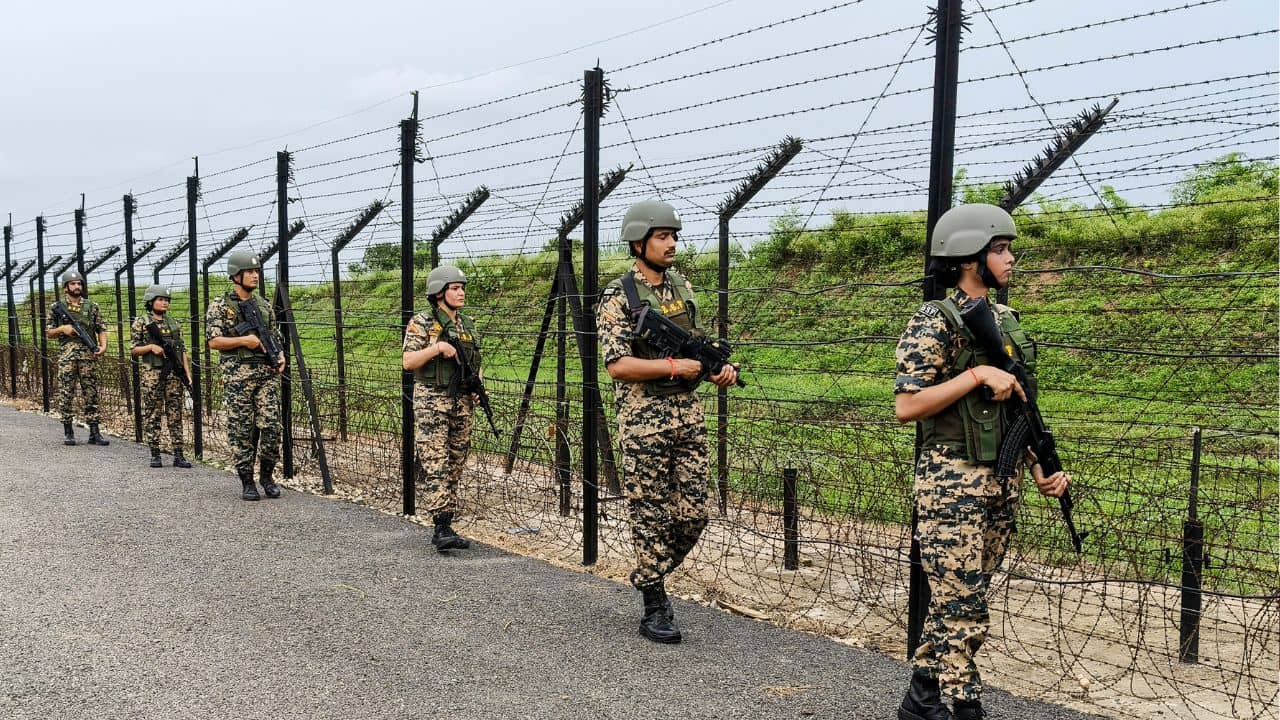 India-Pakistan: সীমান্তে বারবার ঘটছে একই ঘটনা... সরাসরি পাকিস্তানের দূতকে তলব নয়া দিল্লির, কী বলা হল?