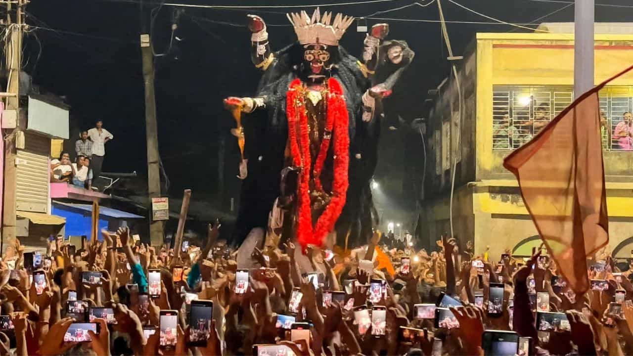 Bama Kali Dance: মায়ের নাচ দেখতে ভিড় করেন কাতারে-কাতারে মানুষ, এবার আর রাস্তায় নয়,বামা কালীর নাচ হবে এখানে... Bama Kali Dance: মায়ের নাচ দেখতে ভিড় করেন কাতারে-কাতারে মানুষ, এবার আর রাস্তায় নয়,বামা কালীর নাচ হবে এখানে...