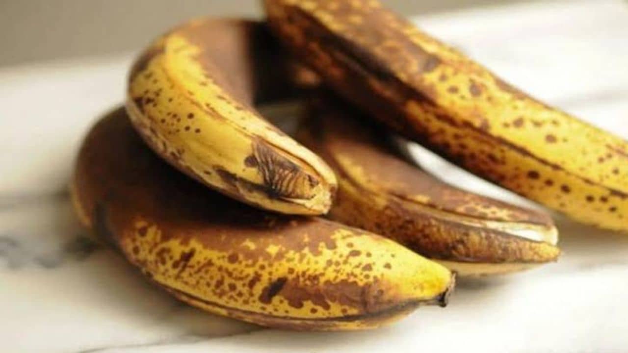 How to keep bananas fresh: কলা খোসা কালো হওয়া আটকাবেন কীভাবে? একটা ২ মিনিটের কাজ করুন