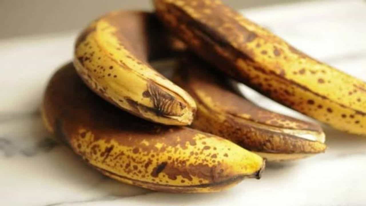 How to keep bananas fresh: কলা খোসা কালো হওয়া আটকাবেন কীভাবে? একটা ২ মিনিটের কাজ করুন How to keep bananas fresh: কলা খোসা কালো হওয়া আটকাবেন কীভাবে? একটা ২ মিনিটের কাজ করুন