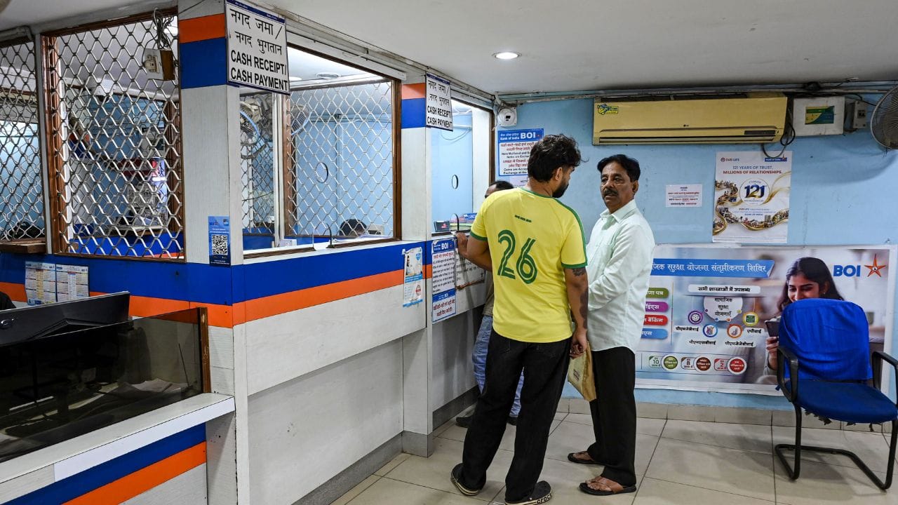 Complaint Against Bank Employee: ব্যাঙ্কের কর্মী আপনার সঙ্গে খারাপ ব্যবহার করেছে? কোথায় গিয়ে অভিযোগ করলে কাজ হবে, জেনে রাখুন Complaint Against Bank Employee: ব্যাঙ্কের কর্মী আপনার সঙ্গে খারাপ ব্যবহার করেছে? কোথায় গিয়ে অভিযোগ করলে কাজ হবে, জেনে রাখুন