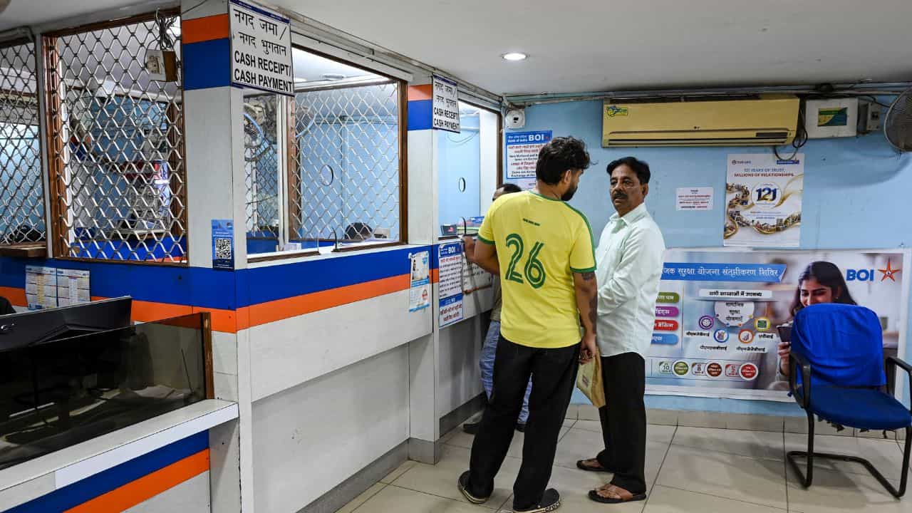 Complaint Against Bank Employee: ব্যাঙ্কের কর্মী আপনার সঙ্গে খারাপ ব্যবহার করেছে? কোথায় গিয়ে অভিযোগ করলে কাজ হবে, জেনে রাখুন Complaint Against Bank Employee: ব্যাঙ্কের কর্মী আপনার সঙ্গে খারাপ ব্যবহার করেছে? কোথায় গিয়ে অভিযোগ করলে কাজ হবে, জেনে রাখুন