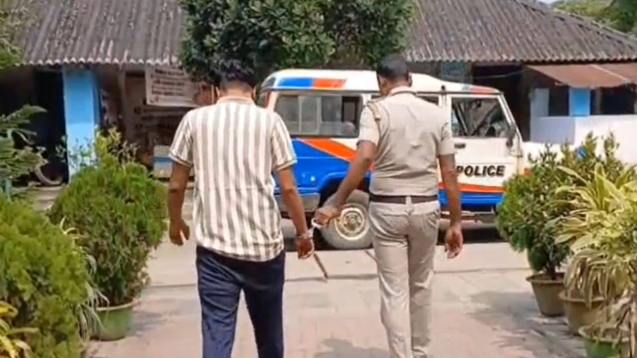 Gaighata: স্টেশনে পরিচয়, আলাপের ফাঁকে মদ্যপানও... নাবালিকার বাবা যা বললেন, চমকে ওঠার মতো
