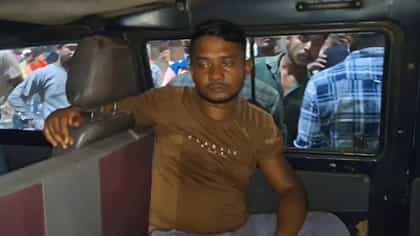 গাড়ি তল্লাশি চালাতেই মাথায় হাত, পুজোর আগে যা এল...