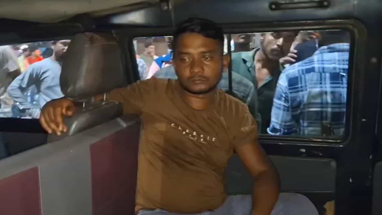 Bardhaman News: গাড়ি তল্লাশি চালাতেই মাথায় হাত, পুজোর আগে যা এল... Bardhaman News: গাড়ি তল্লাশি চালাতেই মাথায় হাত, পুজোর আগে যা এল...