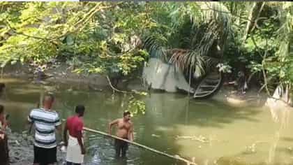 স্কুলের পাশ থেকে বয়ে গিয়েছে খাল, একাদশীর সকালে সেই খালে চোখ পড়তেই...