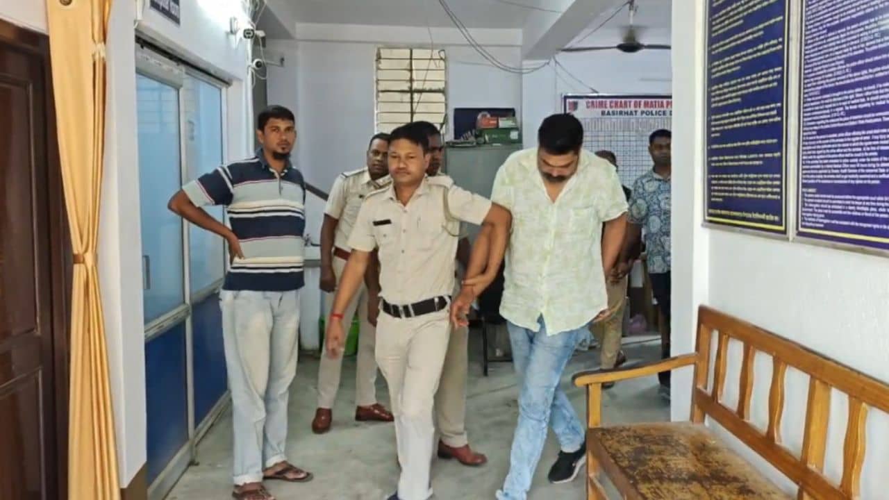 Basirhat: আগ্নেয়াস্ত্র ও কার্তুজ এবং চোরাই বাইক সহ পুলিশের জালে দুই কুখ্যাত দুষ্কৃতী