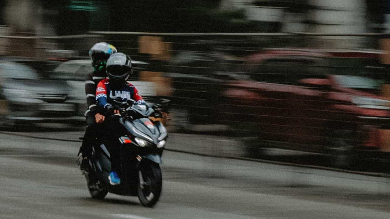 Bike Taxi Rules: পেট্রোল বাইক চলবে না, ইলেকট্রিক স্কুটিই চালাতে হবে! বাইক-ট্যাক্সি চালকদের জন্য বড় নির্দেশ Bike Taxi Rules: পেট্রোল বাইক চলবে না, ইলেকট্রিক স্কুটিই চালাতে হবে! বাইক-ট্যাক্সি চালকদের জন্য বড় নির্দেশ