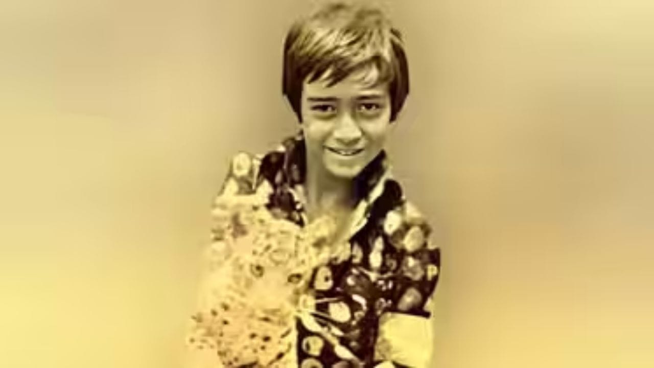 নাহ, হাতে আসল বাঘ নয়। খেলনা বাঘ নিয়েই এমন পোজ দিয়েছিলেন বলিউডের আরেক অ্য়াকশন হিরো অজয় দেবগণ। ছবি দেখে কিন্তু চেনা বেশ মুশকিল।