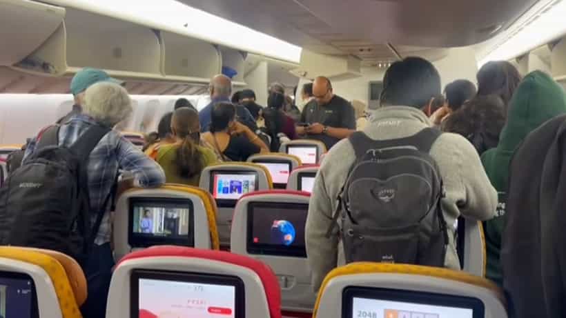 Kolkata International airport bomb panic: বোমা আছে! বাথরুমের আয়নায় লেখা ছিল লিপস্টিক দিয়ে, কলকাতায় নামা বিমানে ভয়ঙ্কর ঘটনা