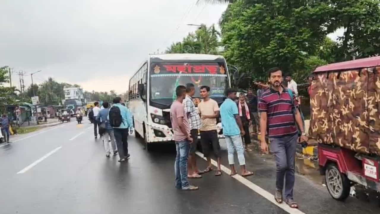 Bus service: অনির্দিষ্টকালের জন্য কর্মবিরতির ডাক বাস চালকদের Bus service: অনির্দিষ্টকালের জন্য কর্মবিরতির ডাক বাস চালকদের