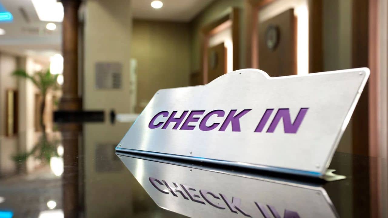 Hotel Check In Time: বেশিরভাগ হোটেলে চেক ইনের সময় কেন বেলা ১২টা জানেন?